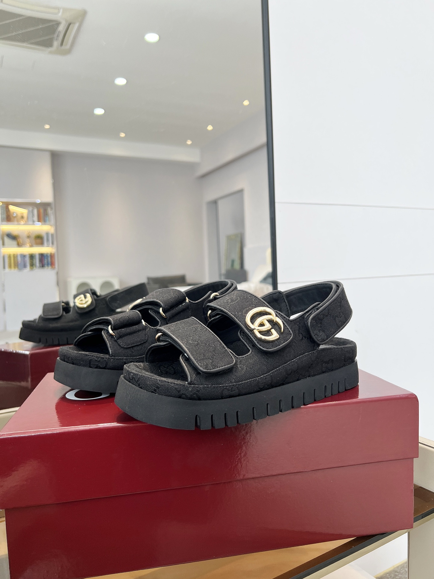 G*u*i sandals