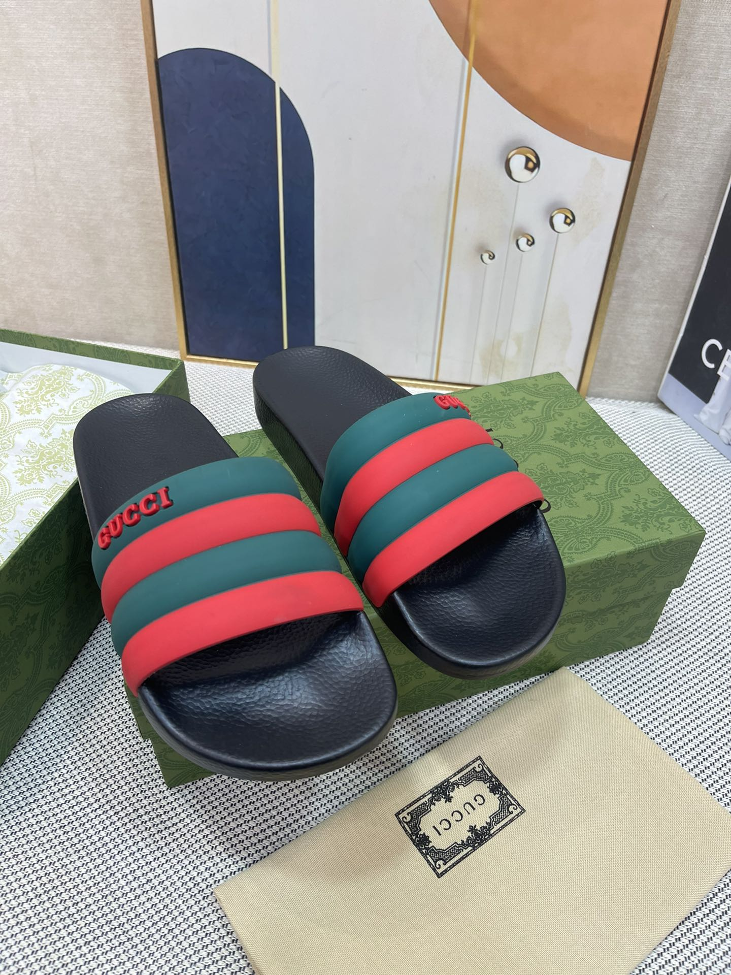 G*u*i sandals