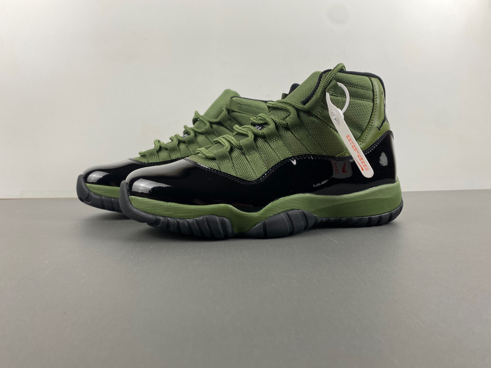 AIR JORDAN 11