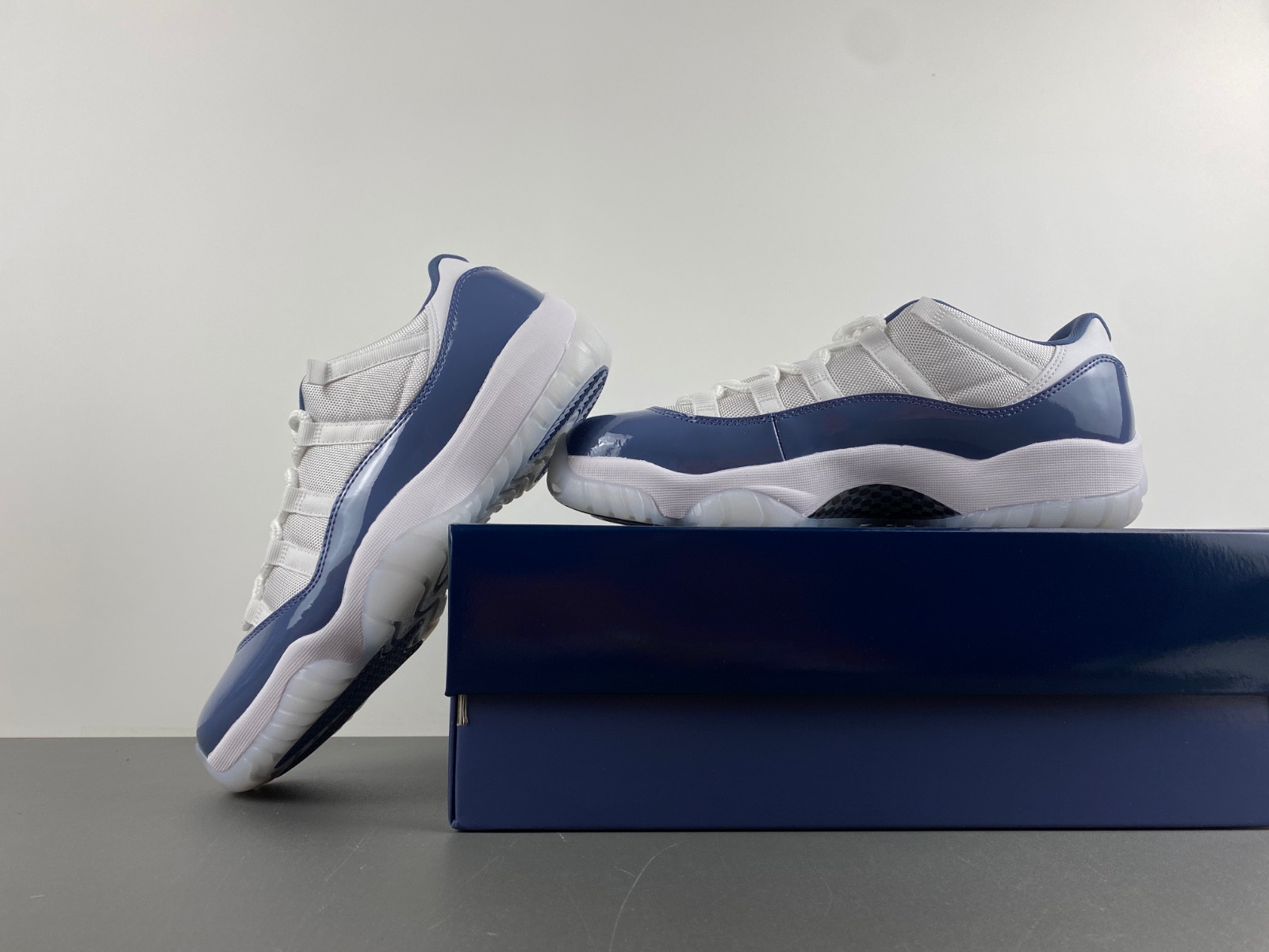 air jordan 11 low "midnight navy/diffused blue" fv5104-104