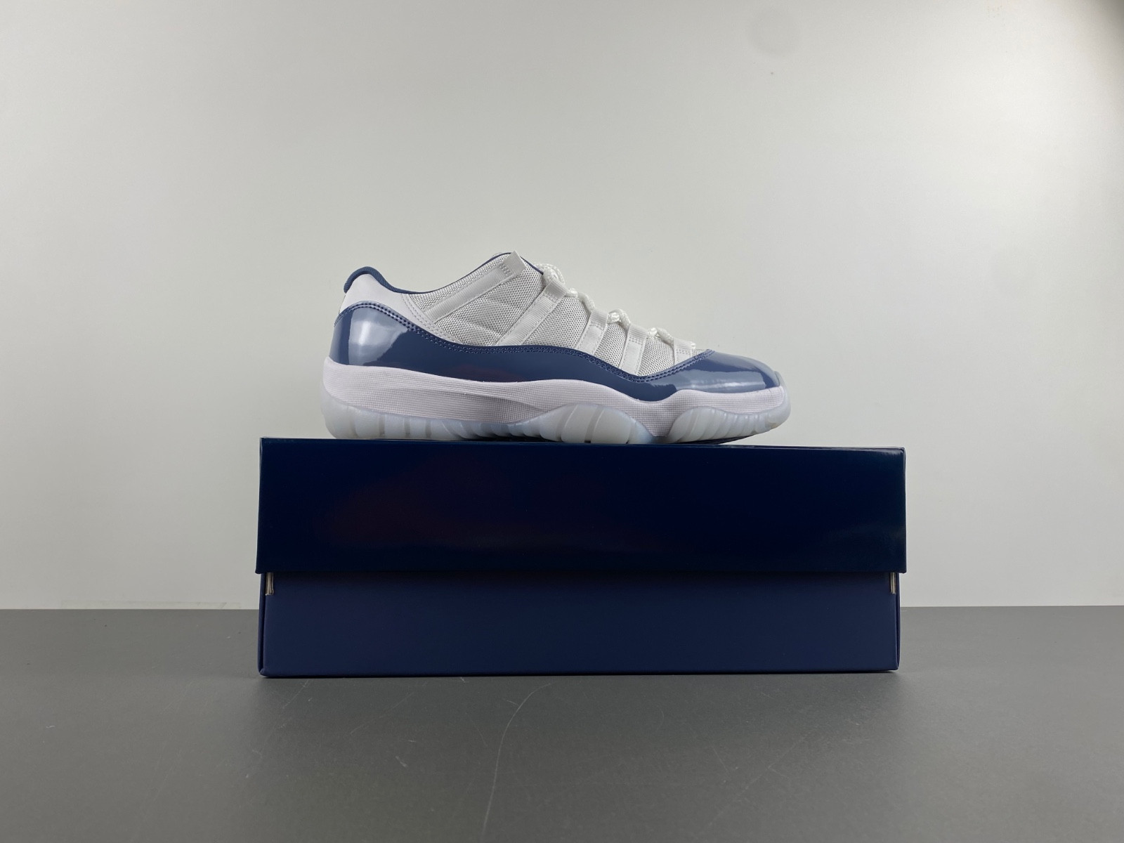 air jordan 11 low "midnight navy/diffused blue" fv5104-104