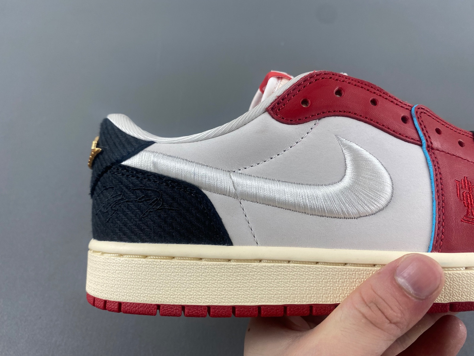 trophy room x air jordan 1 low og "home" hv6157-100