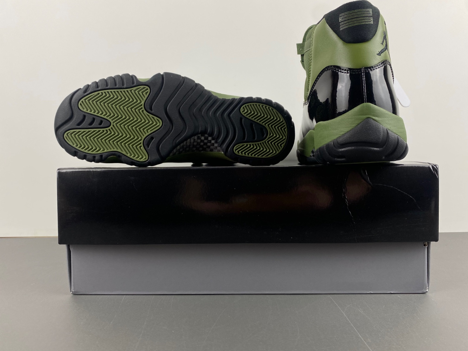 AIR JORDAN 11