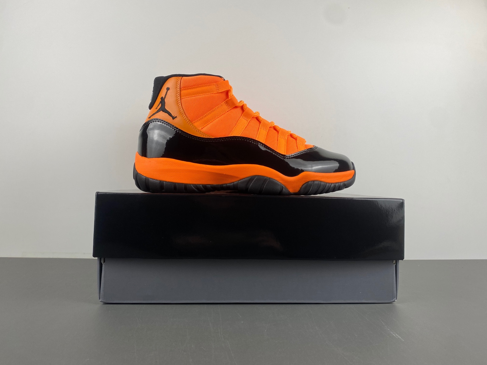 Air Jordan 11 Retro “orange Black”