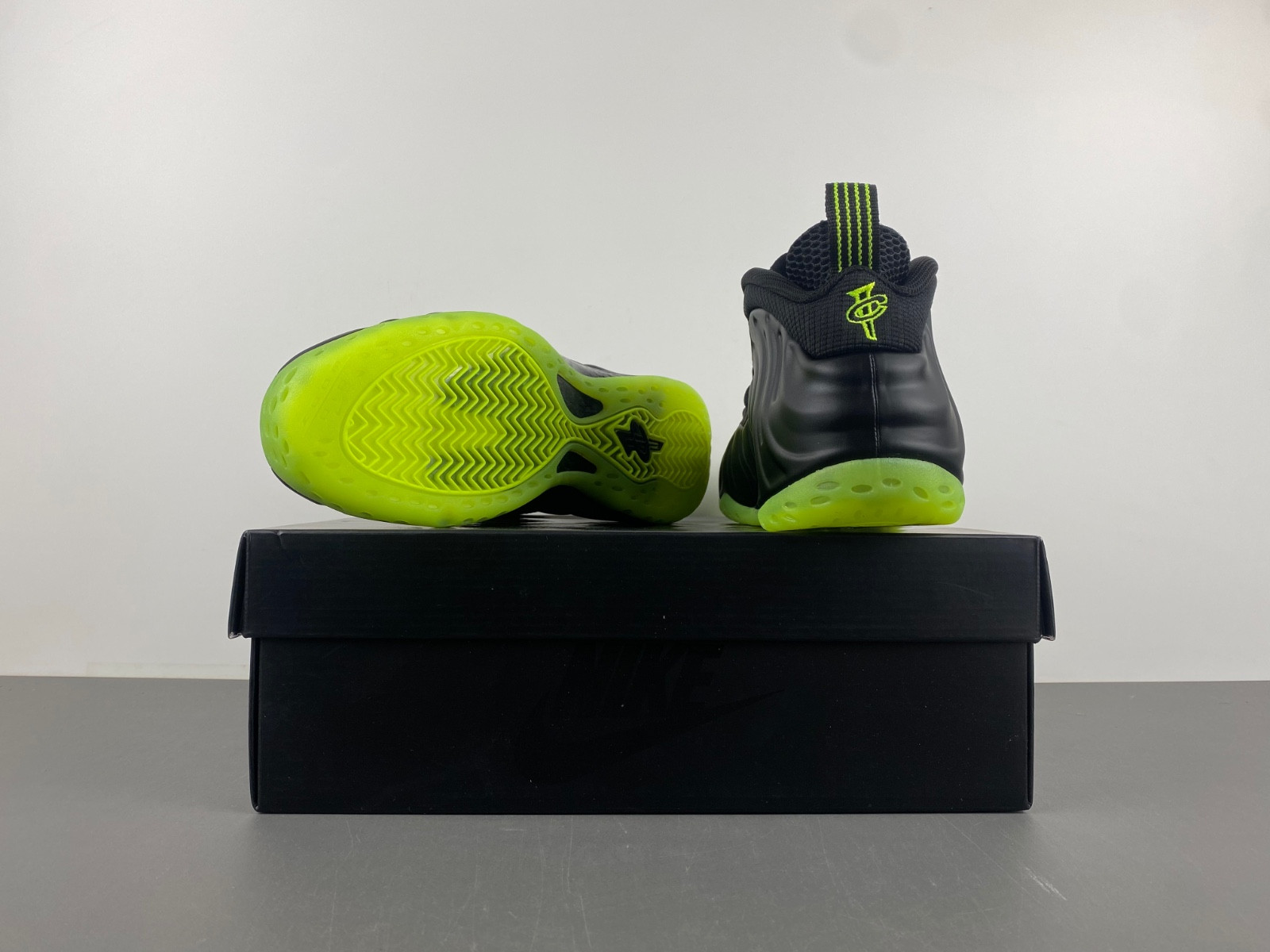 Nike Air Foamposite One Black Volt HF2902-001