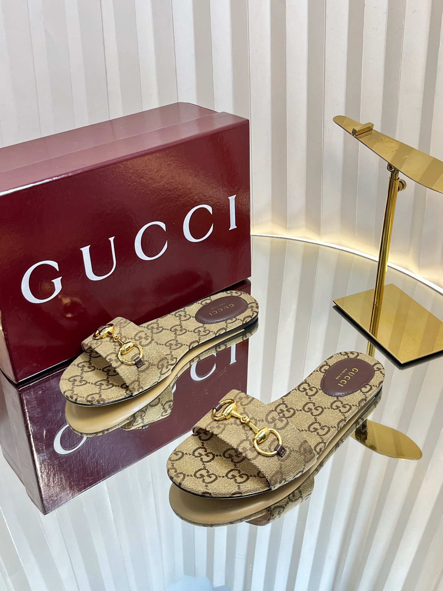 G*u*i sandals