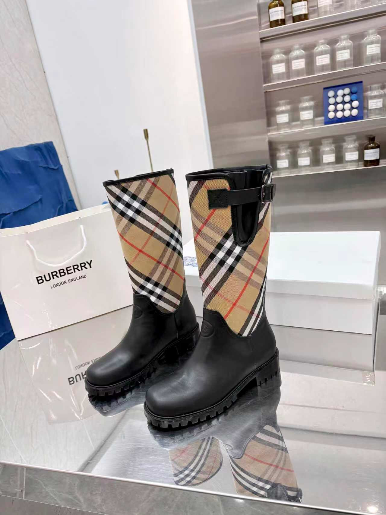 Bv*b*rry Sneaker