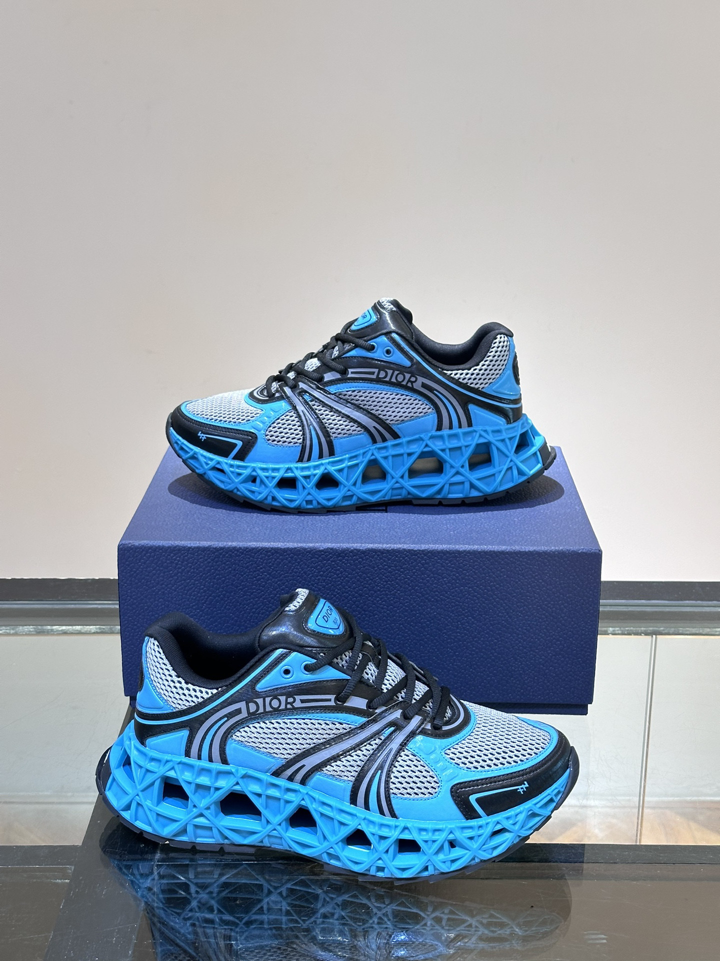 DIO* SNEAKER