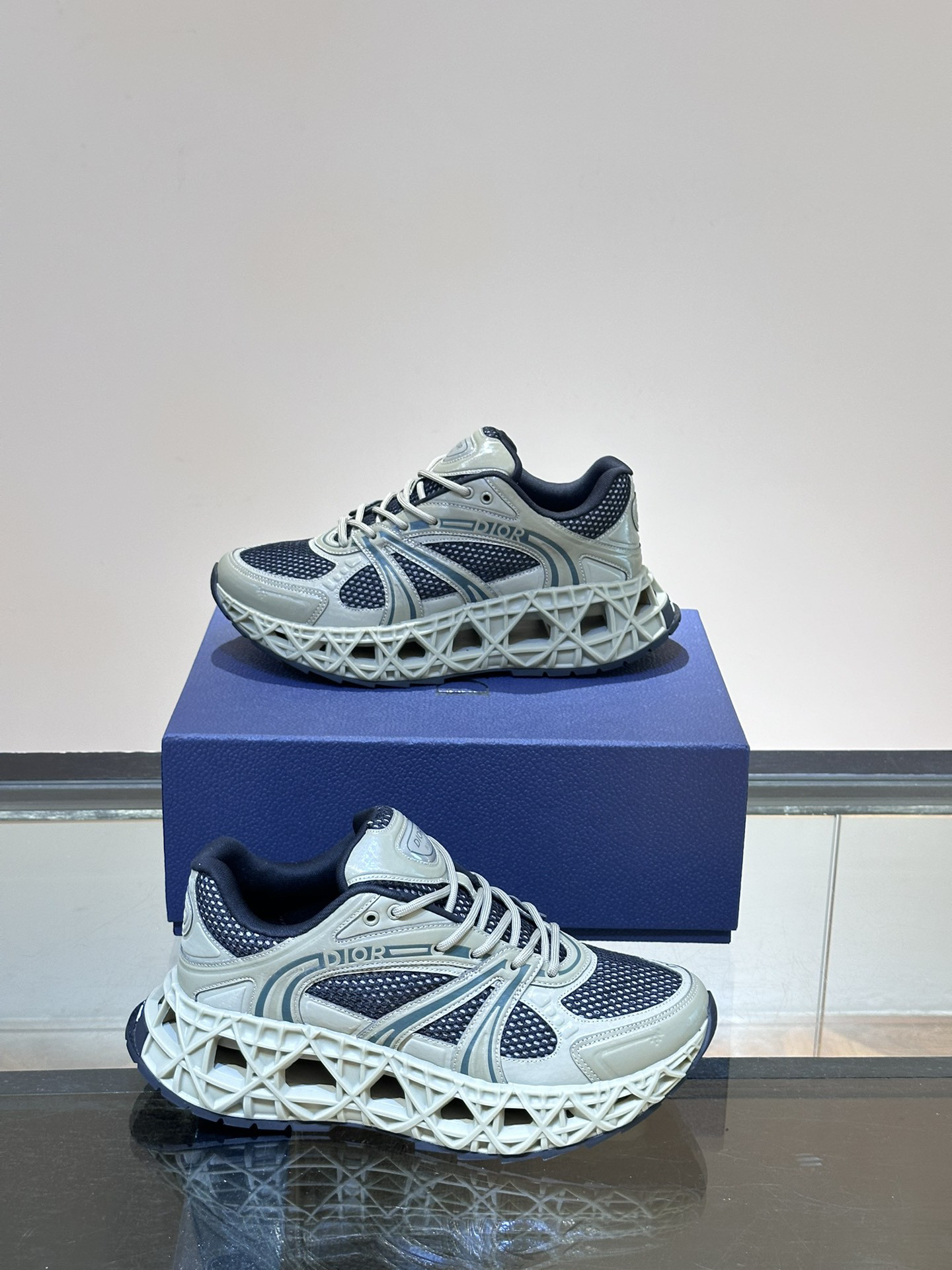 DIO* SNEAKER