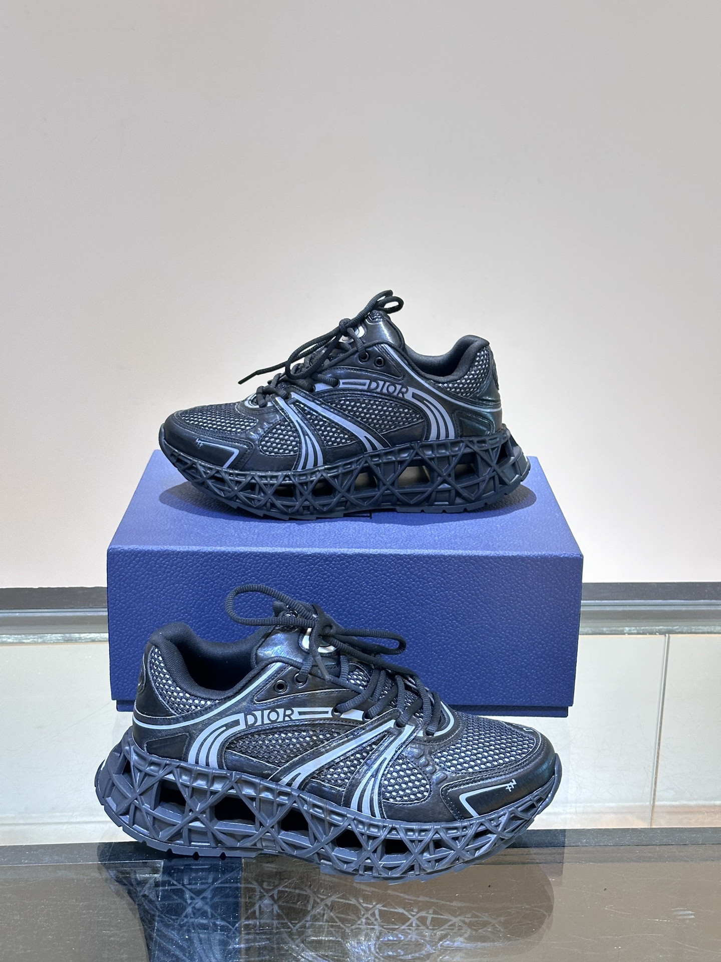 DIO* SNEAKER
