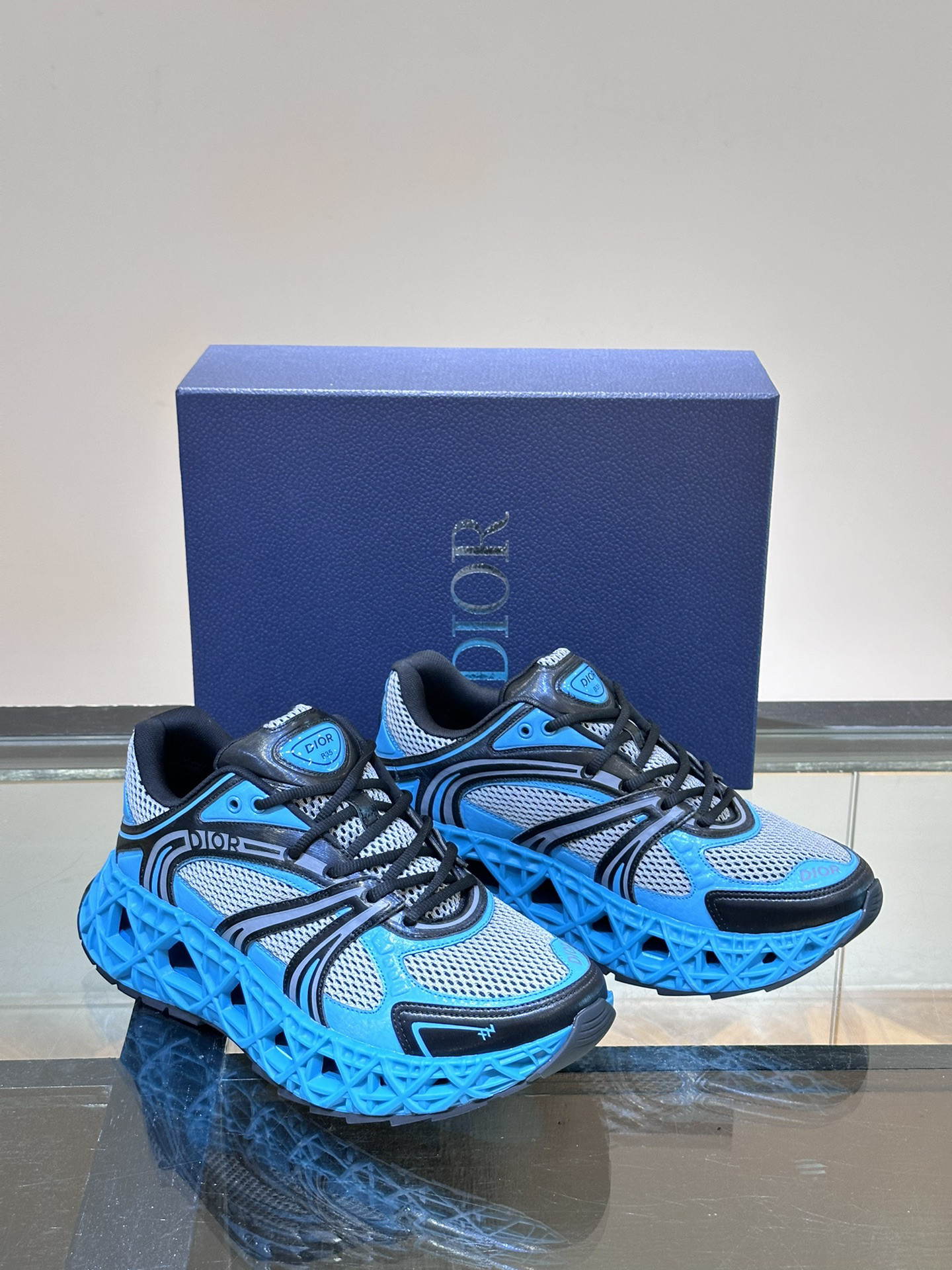 DIO* SNEAKER