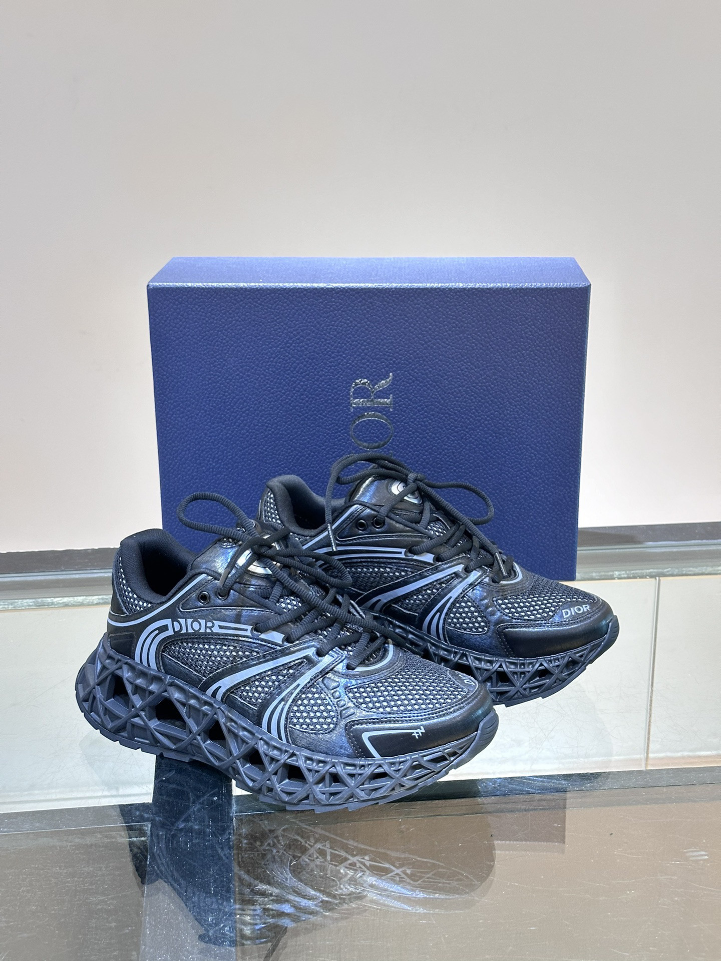 DIO* SNEAKER