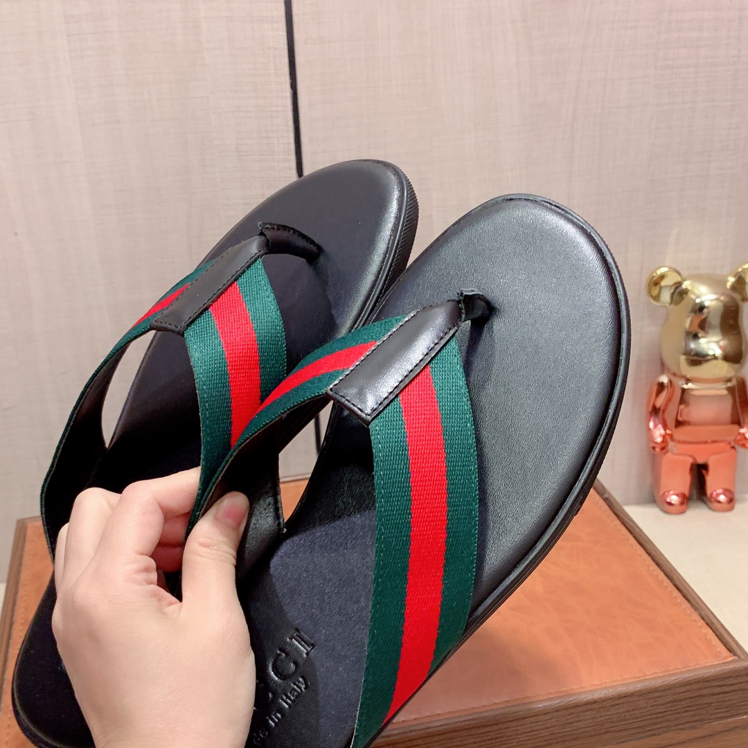 G*u*i sandals
