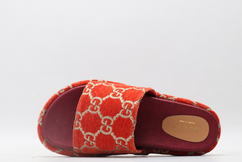 g*u*i sandals