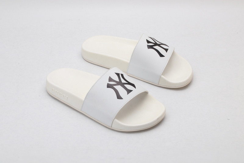 G*u*i sandals