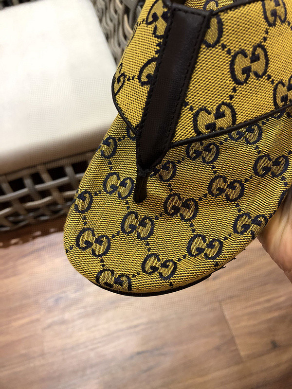 g*u*i sandals