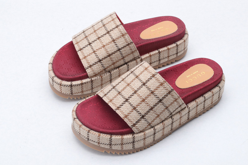 g*u*i sandals
