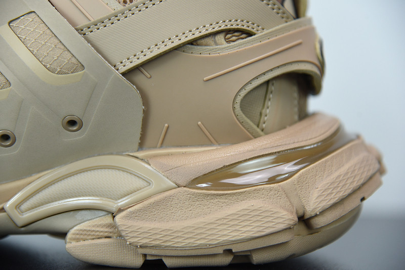 bc track sneaker
