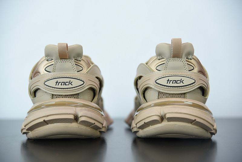 bc track sneaker