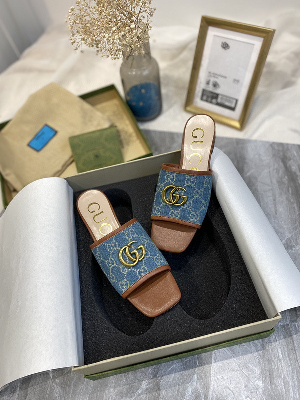 g*u*i sandals