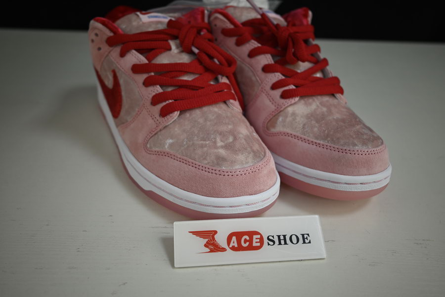 strangelove x nike sb dunk low “valentine’s day” ct2552-800