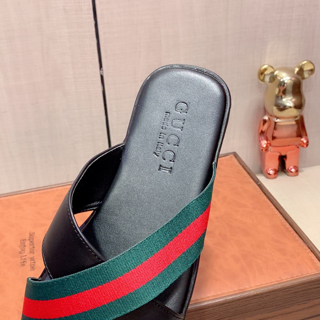 g*u*i sandals