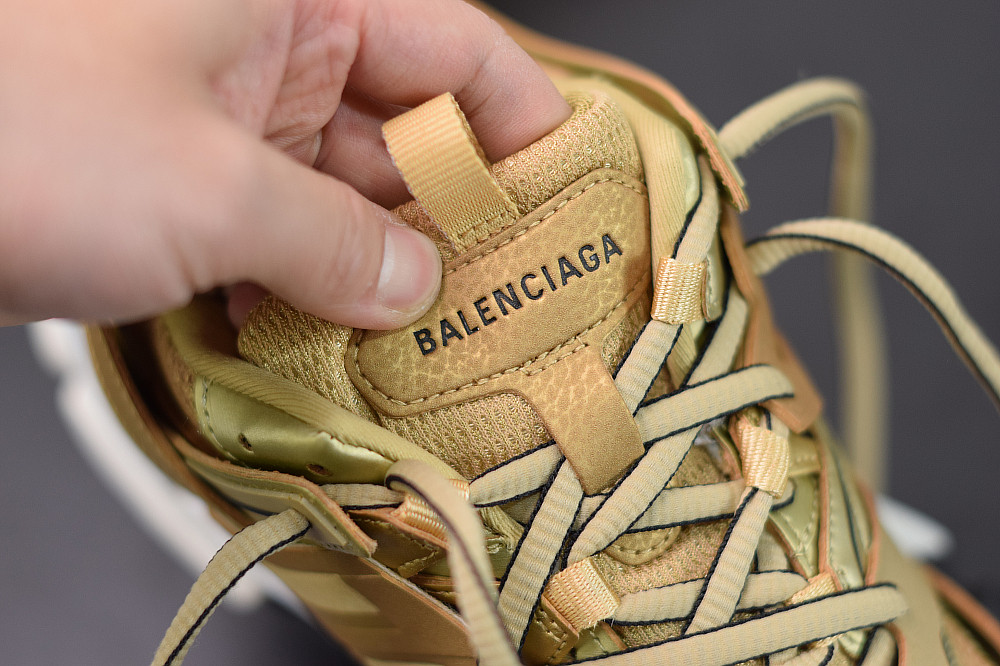 bc track sneaker