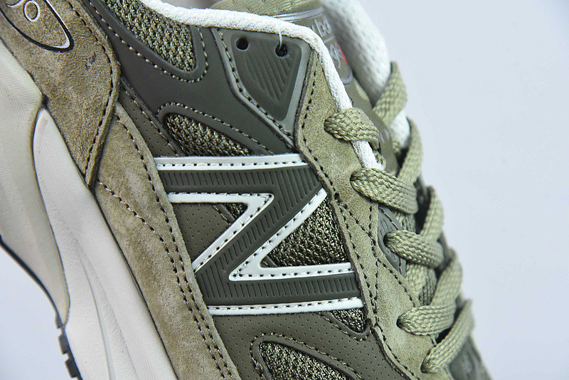 NEW BALANCE SNEAKER