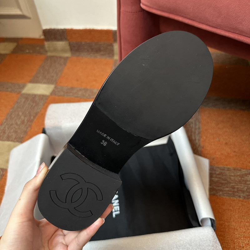 Ch*el sneaker