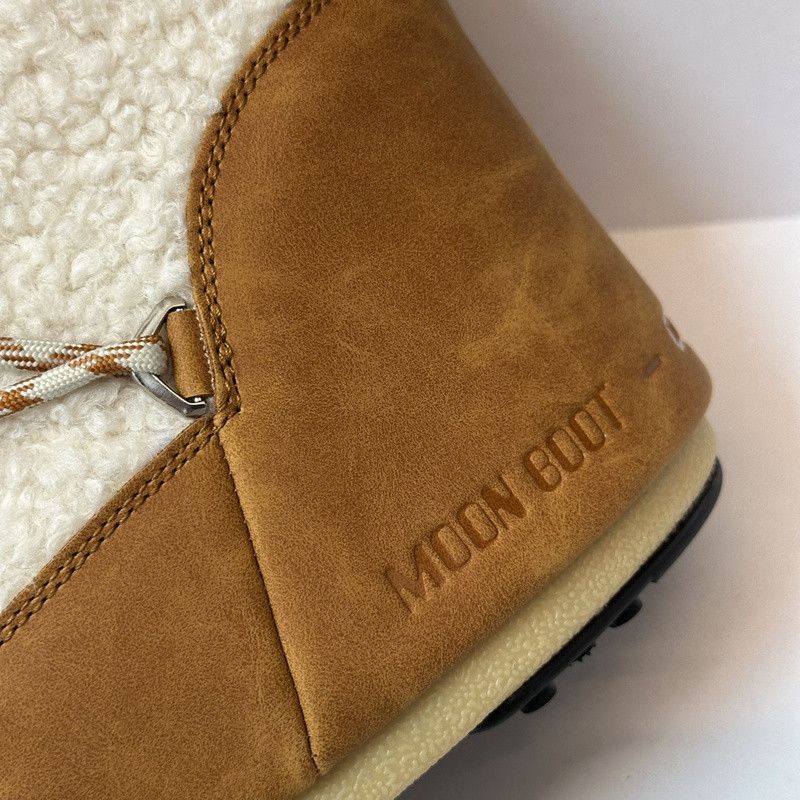 mOON bOOT