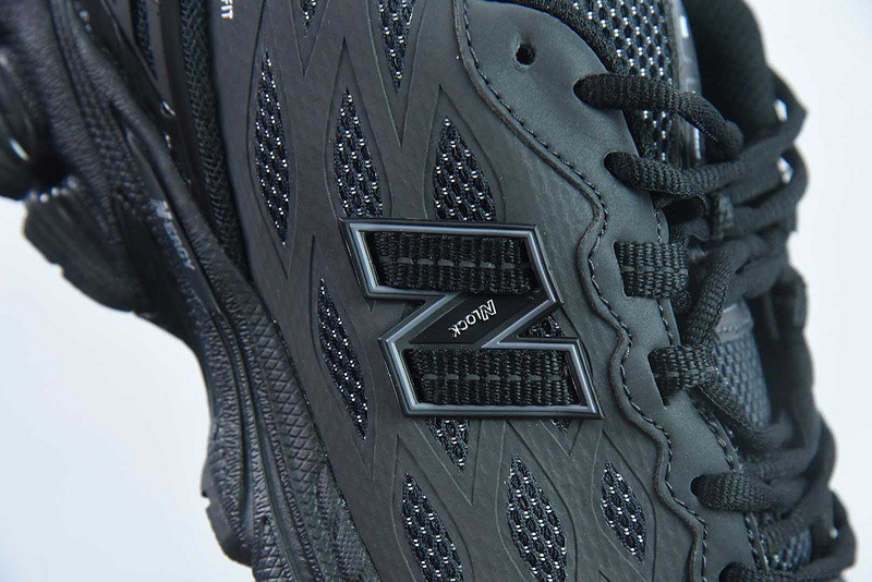 NEW BALANCE SNEAKER