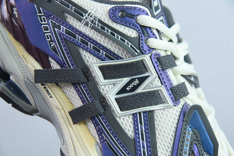 NEW BALANCE SNEAKER