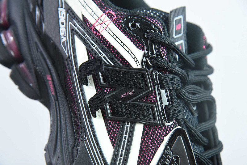 NEW BALANCE SNEAKER