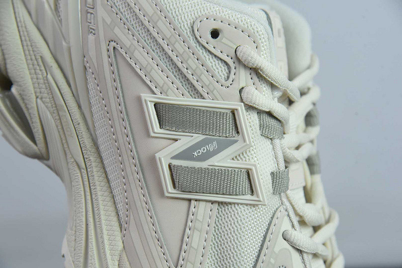 NEW BALANCE SNEAKER