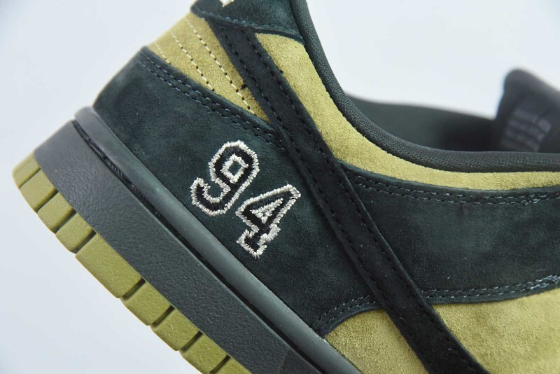 Svp*me x nike sb dunk hq8487-400