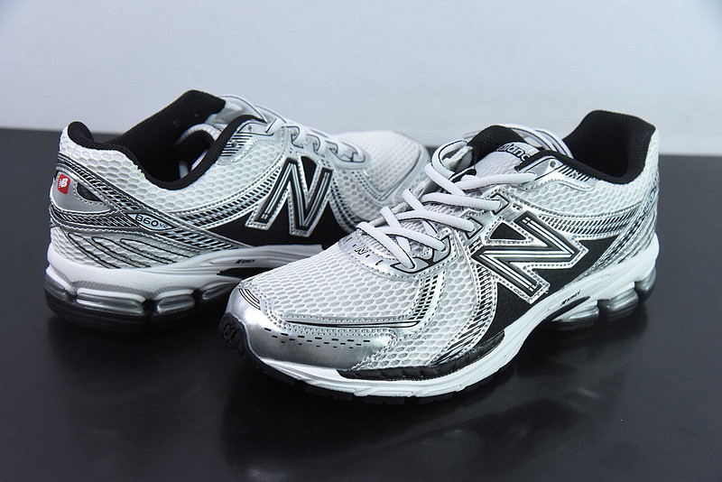 NEW BALANCE SNEAKER