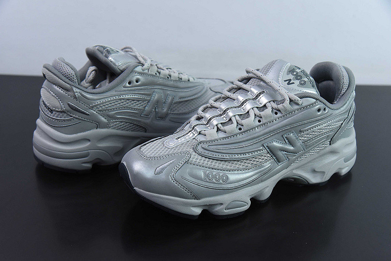 NEW BALANCE SNEAKER