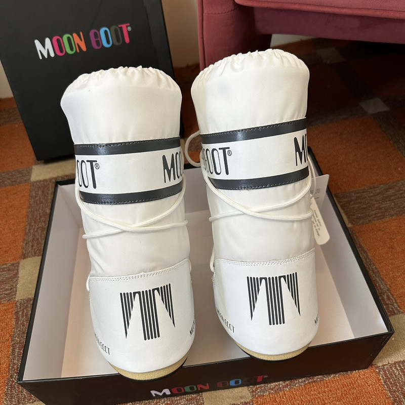 mOON bOOT