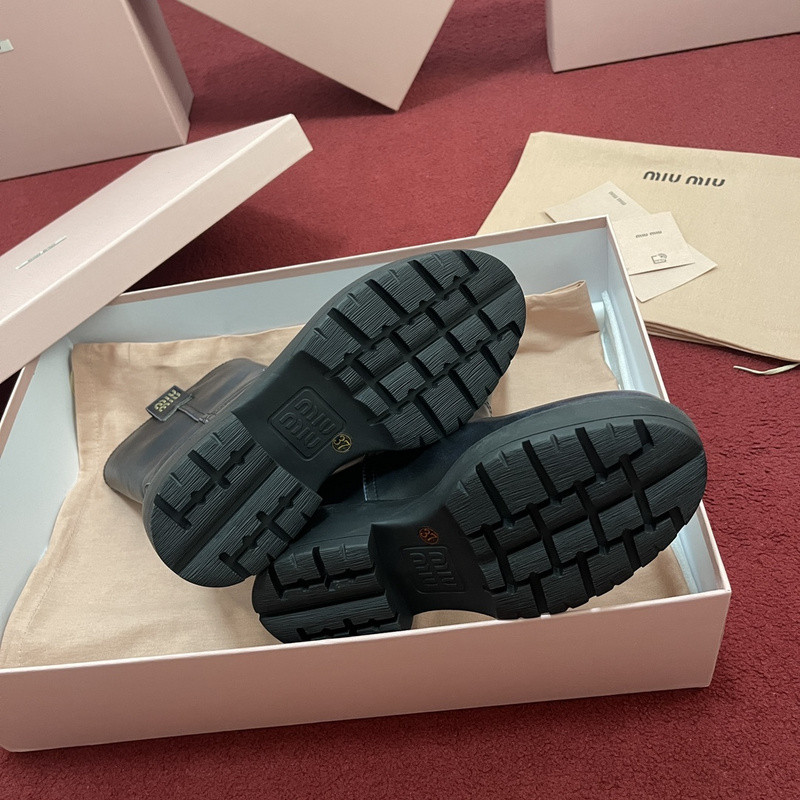 M1um1u sneaker