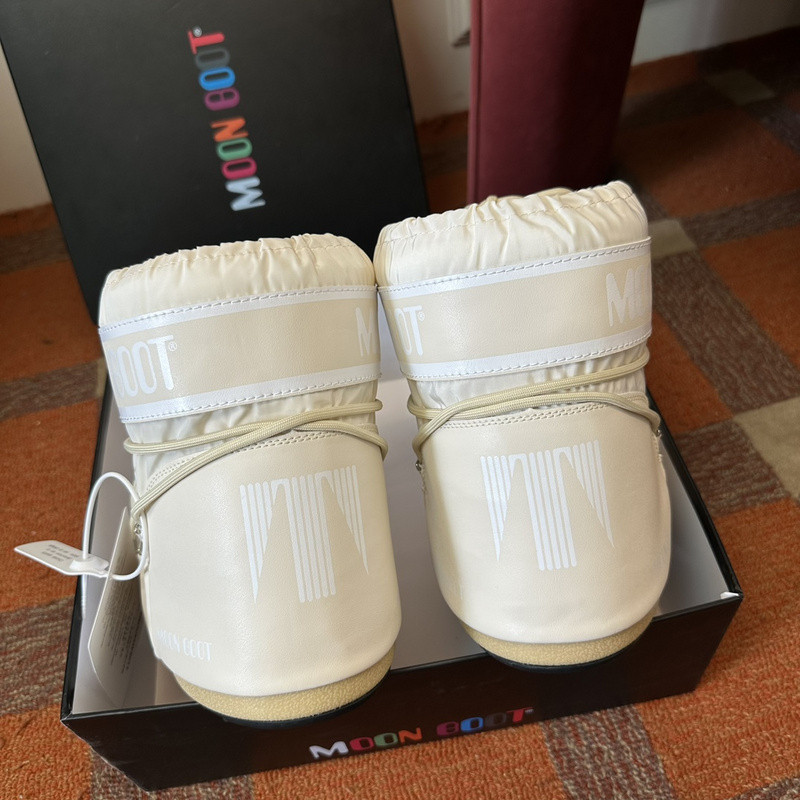 mOON bOOT