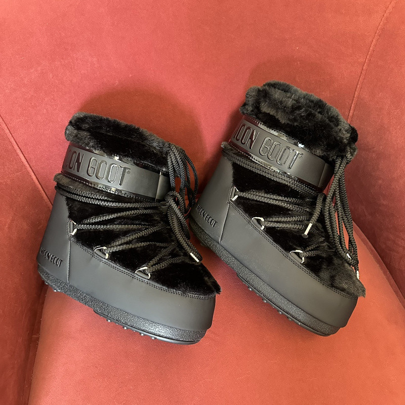 mOON bOOT