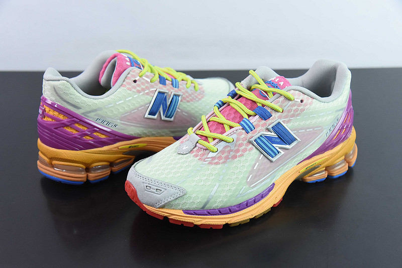NEW BALANCE SNEAKER
