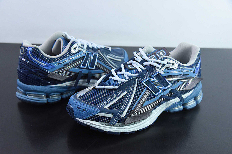 NEW BALANCE SNEAKER