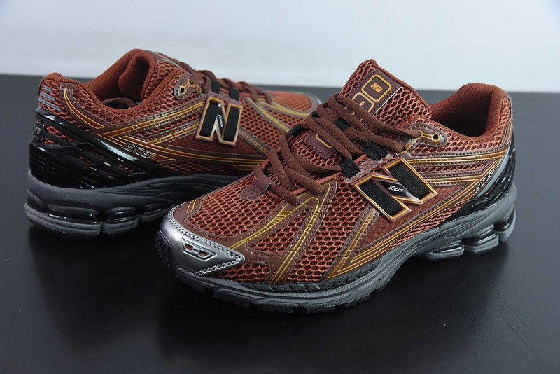 NEW BALANCE SNEAKER