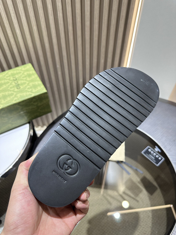 g*u*i sandals