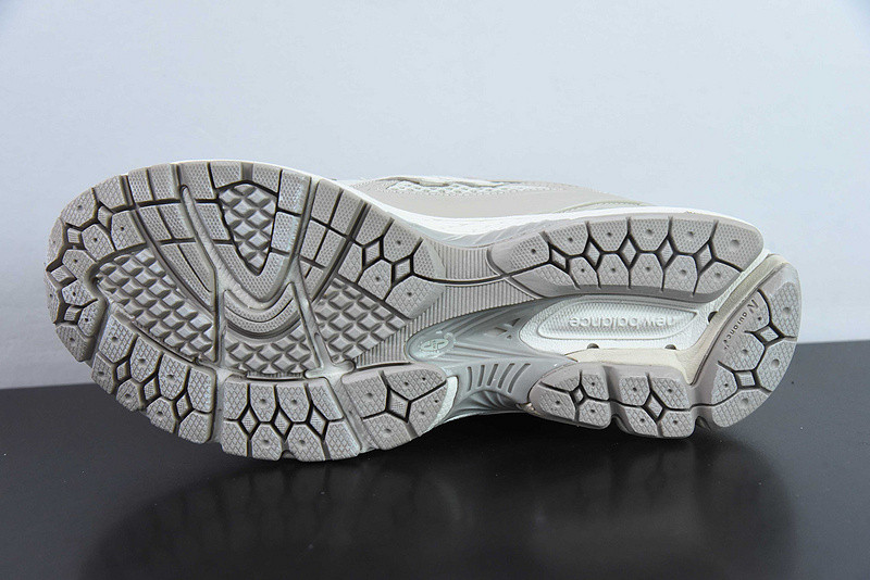 NEW BALANCE SNEAKER