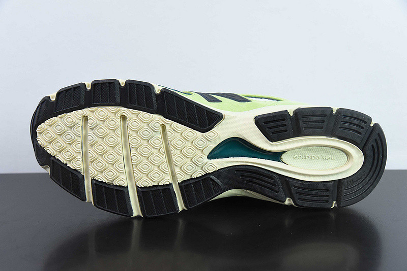 NEW BALANCE SNEAKER