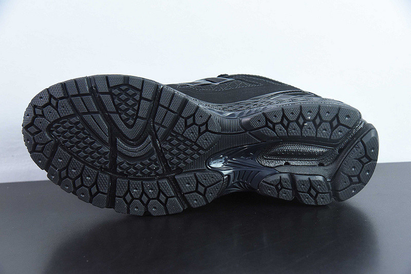 NEW BALANCE SNEAKER
