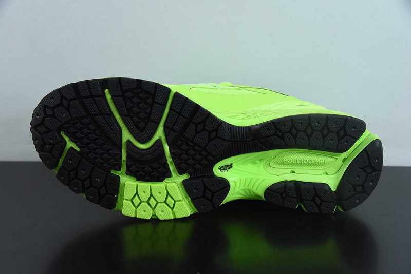 NEW BALANCE SNEAKER