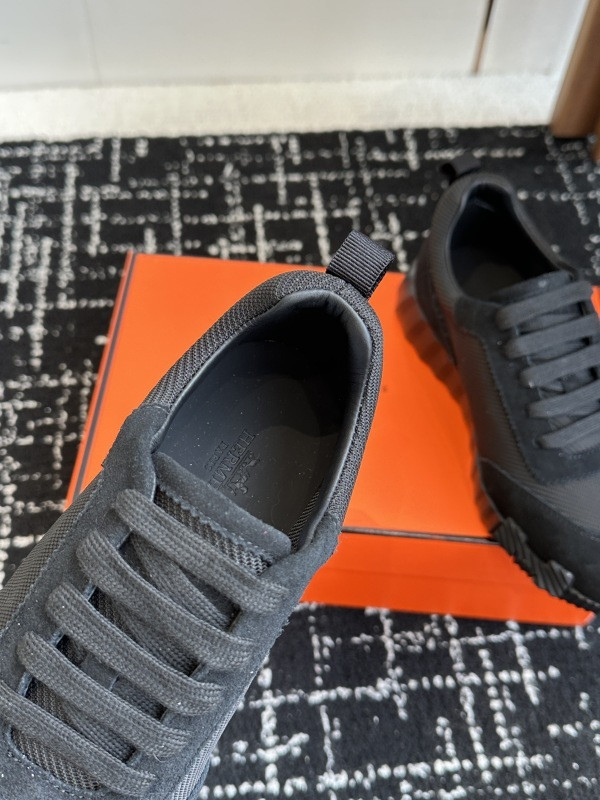 H**me5 sneaker
